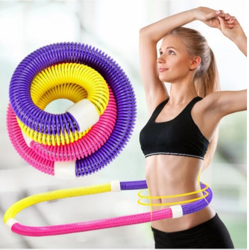 fitness hoop for weight loss s barevnými kruhy a úsměvem sportovkyně při cvičení