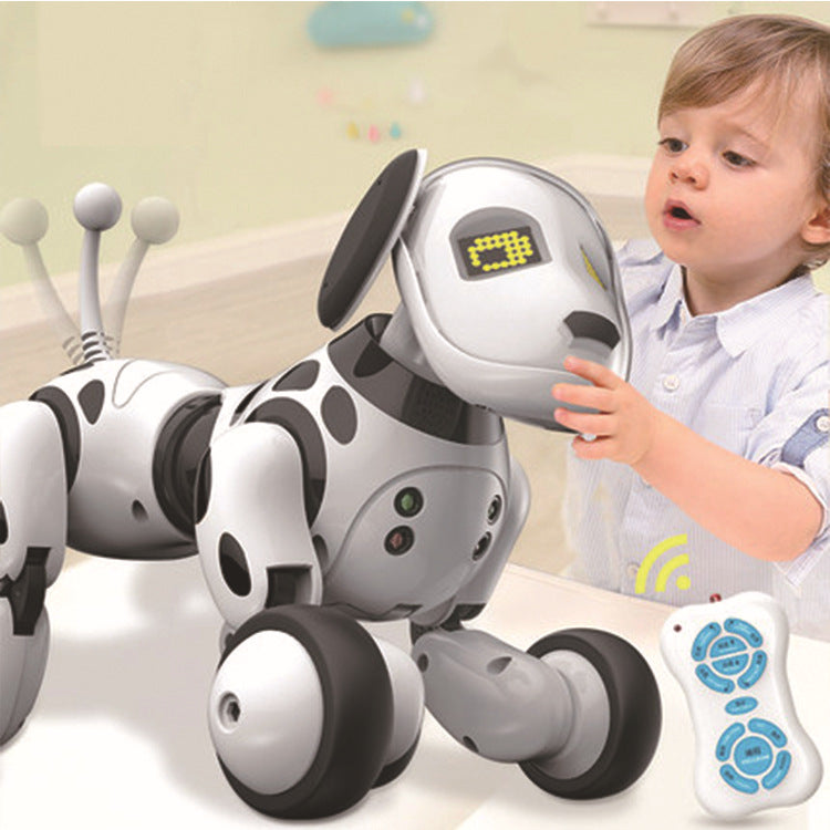Chlapec si hraje se smart robot dog toy for kids, který reaguje na dotyky a ovládání z dálky.