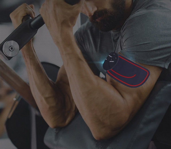 Muž používající inteligentní fitness zařízení domů při cvičení, viditelné na jeho paži, styl LAM-501.