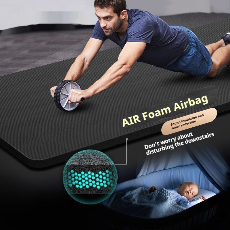 Muž cvičící s kolečkem na 10mm fitness yoga mat pro maximální pohodlí a zvukovou izolaci.