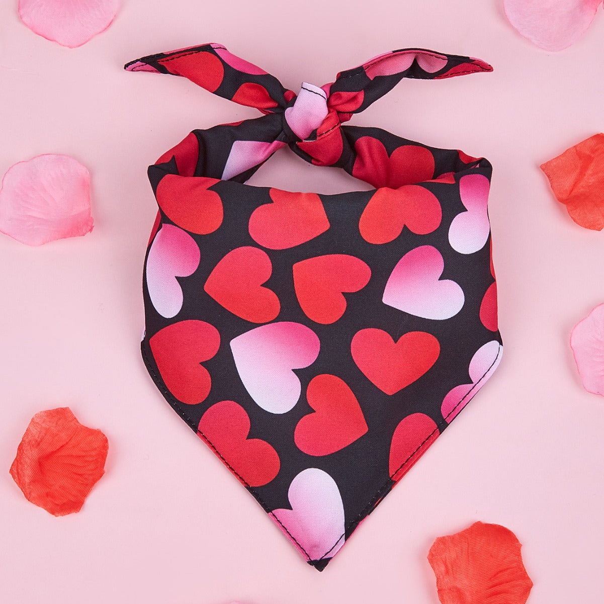 Pesí šátek s potiskem srdcí, ideální pro použití jako dog saliva towel scarf.