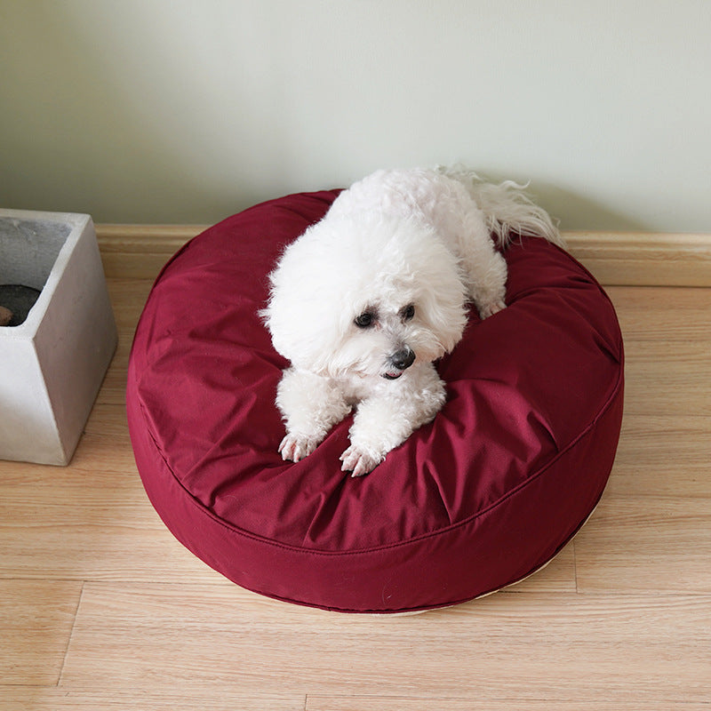 fluffy dog bed for small medium pets s červené barvě, malý pes odpočívá na měkkém polštáři.