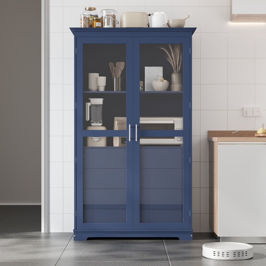 Freestanding kitchen storage cabinet blue s prosklenými dveřmi a vestavěnými zásuvkami v moderní kuchyni.