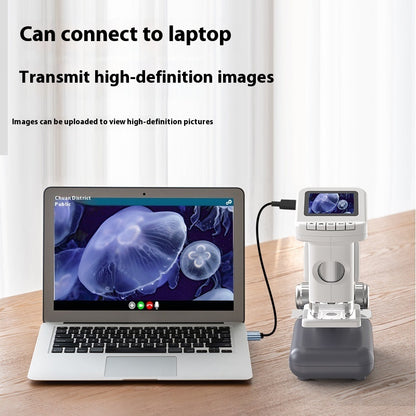 Inteligentní digitální mikroskop pro teenagery připojený k laptopu pro zobrazení vysokodefiničních obrazů.
