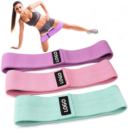 Žena cvičí s fitness squat resistance band, barevné odporové gumy v růžové, fialové a zelené barvě.