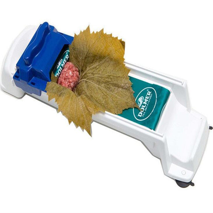 Domácí sushi stroj s masem a zelenými listy, kreativní kuchyňský gadget pro rychlé sushi.