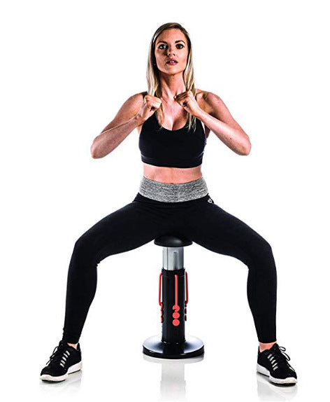 Žena cvičí na Magic Fitness Exercise Hip Trainer, posiluje jádro a zpevňuje boky pomocí této skvélé fitness pomůcky.