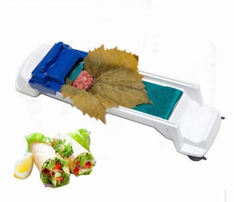 Domácí sushi stroj a příprava zeleninových a masových rolí s kreativním gadgetem.