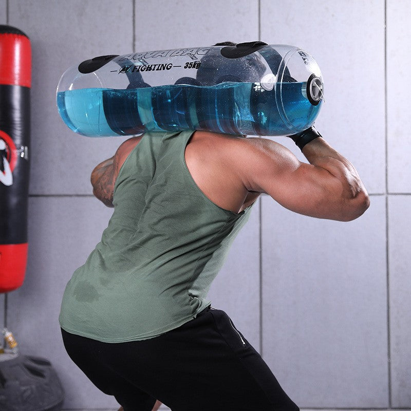 transparent water dumbbell for fitness na zádech muže během cvičení v tělocvičně
