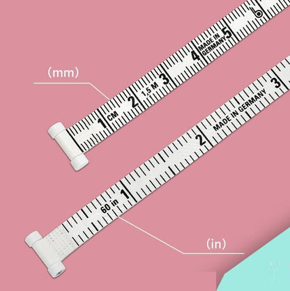 elektronické chytré měřicí pásmo se zobrazením měřicích jednotek v centimetrech a palcích.