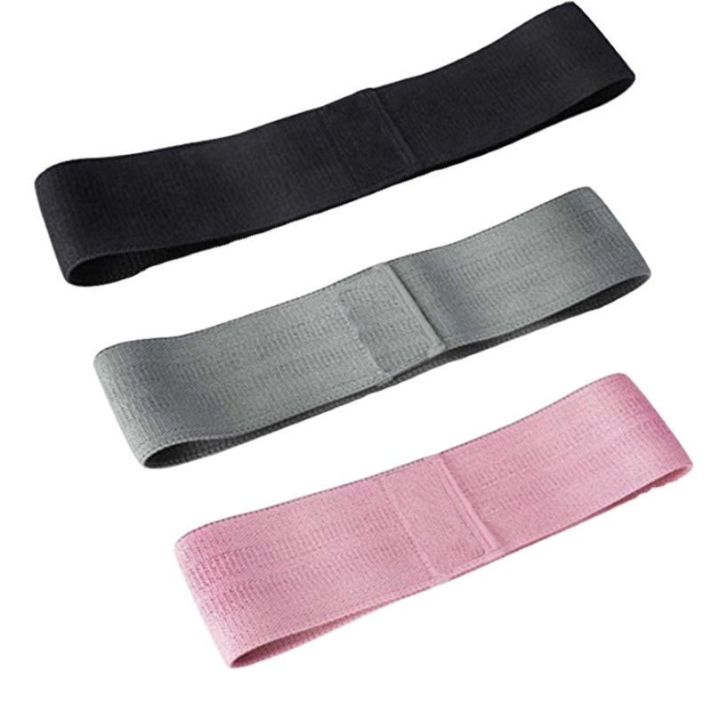 Fitness squat resistance ring v černé, šedé a růžové barvě, ideální jako squat resistance band pro procvičení nohou.