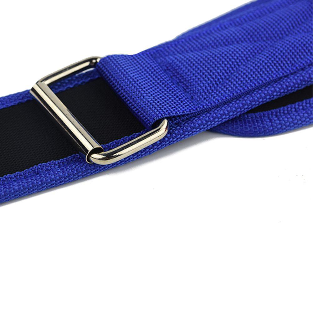 nylon fitness belt for weightlifting, detail modrého pásku s kovovým sponou.