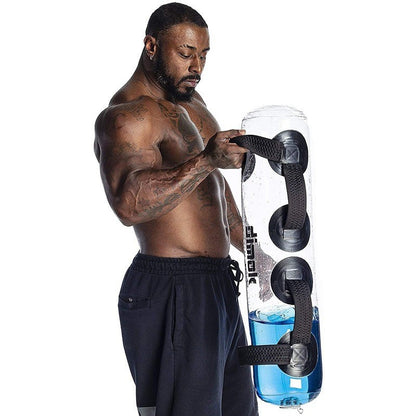 transparent water dumbbell for fitness v akci, cvičení s vodním činkou pro posílení svalů.
