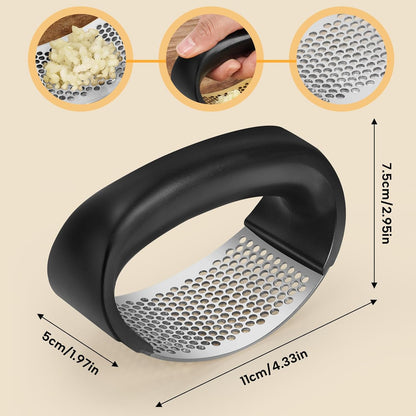 Nerezový lis na česnek 304 s ergonomickým designem pro snadné mletí česneku v kuchyni.