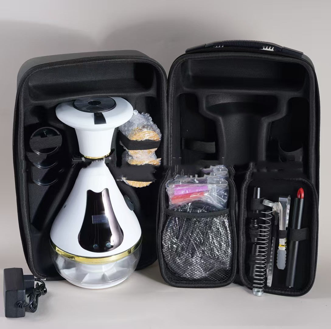 Rechargeable smart hookah včetně příslušenství v přenosném pouzdře, bílé barvy a moderního designu.