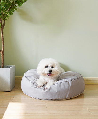 Fluffy dog bed for small medium pets s šedé barvě umístěný v místnosti s malým psem.