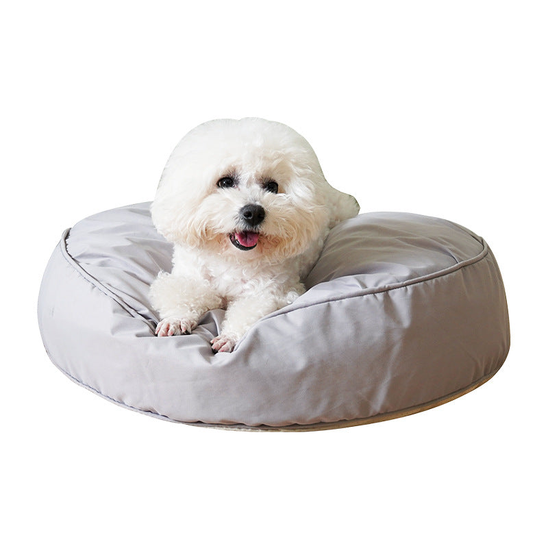 fluffy dog bed for small medium pets s pejskem v lehátku na bílém pozadí
