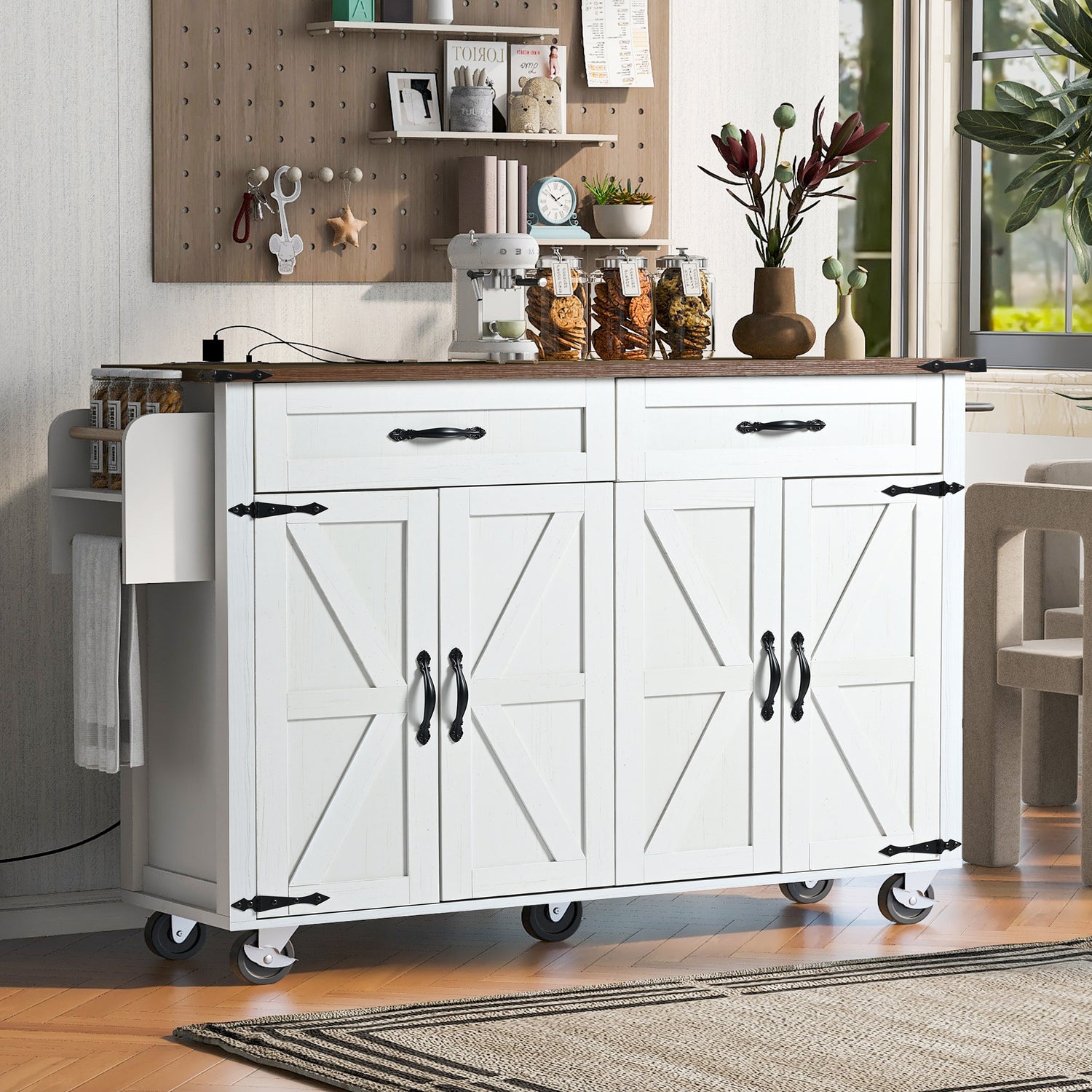 farmhouse kitchen island with power outlet v bílé barvě se zásuvkami a kolečky pro snadnou manipulaci.