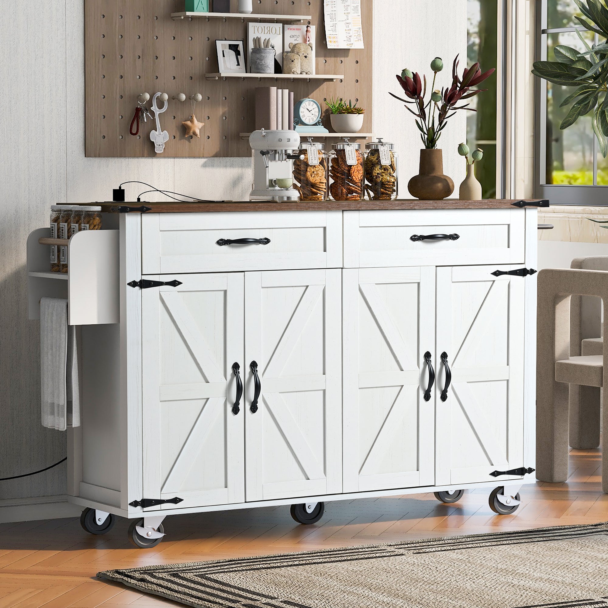 farmhouse kitchen island with power outlet v bílé barvě se zásuvkami a kolečky pro snadnou manipulaci.
