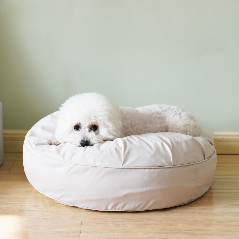 Fluffy dog bed for small medium pets s pohodlným psíkem odpočívajícím na pohovce.