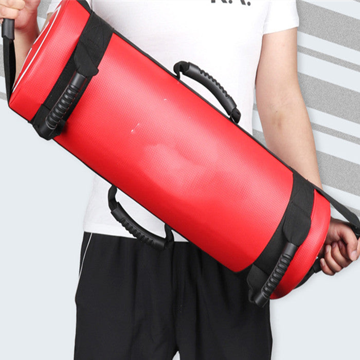 Těžící taška na fitness trénink v červené barvě s madly pro snadné přenášení a ideální pro cvičení.