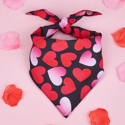 Pesí šátek s potiskem srdcí, ideální pro použití jako dog saliva towel scarf.